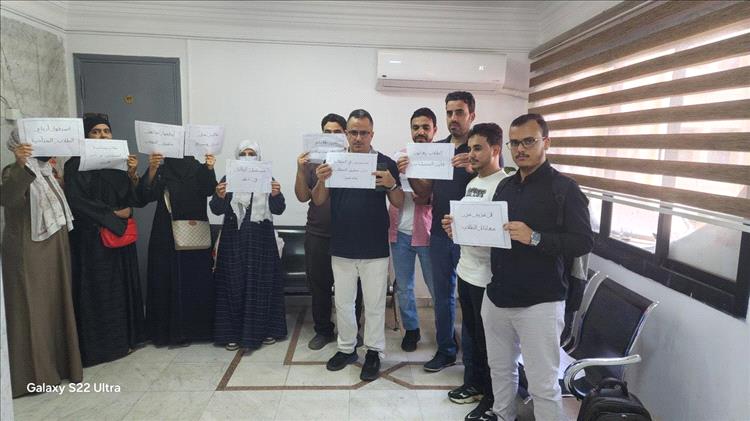 الطلاب المبتعثون في الخارج يناشدون الرئاسي والحكومة بصرف مستحقاتهم المتأخرة