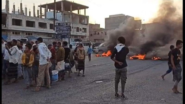 غضب شعبي في لحج: احتجاجات تطالب بتحسين الخدمات ووقف تدهور العملة وسط أزمة خانقة