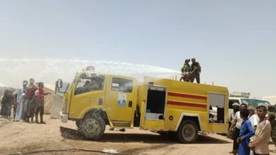 الدفاع المدني بشرطة مأرب يخمد حريقاً في مخيم التضامن للنازحين 4