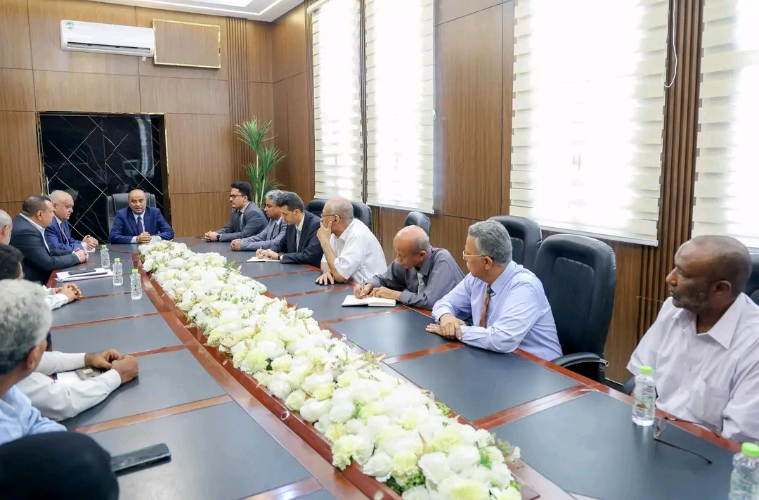رئيس الوزراء يزور وزارة الخدمة المدنية ويوجه بسرعة إطلاق العلاوات والتسويات للجامعات ووزارتي التربية والتعليم والصحة
