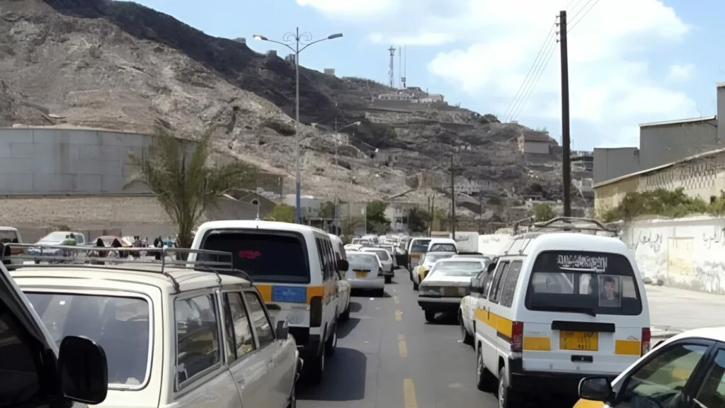 موجة غضب في عدن بعد قفزة مفاجئة في أسعار النقل بين المديريات