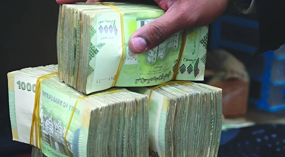 الريال اليمني يواصل الانهيار وسط قلق شعبي من تدهور الأوضاع الاقتصادية