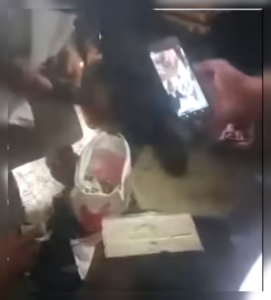 جنديان في أبين يعثران على 40 ألف دولار ومجوهرات ثمينة ويعيدانها لصاحبها