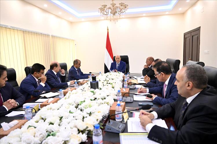 اجتماع طارئ لرئيس مجلس القيادة مع لجنة إدارة الأزمات لمناقشة الأوضاع الراهنة في اليمن