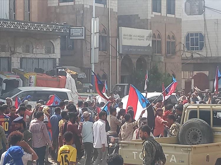 الضالع تغلي.. احتجاجات شعبية تندد بتدهور المعيشة وانهيار العملة وتلوح بالتصعيد