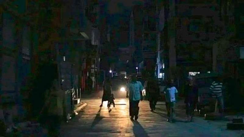 عدن تغرق في الظلام لليوم الخامس وسط انقطاع مستمر للكهرباء وموجة حر خانقة