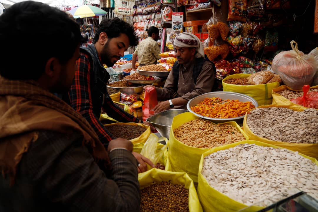 اليمن يواجه أزمة غذائية جديدة جراء حظر السلع وارتفاع الأسعار