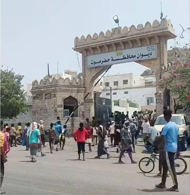 غضب شعبي يجتاح المكلا.. محتجون يقتحمون مبنى السلطة المحلية احتجاجًا على تردي الخدمات