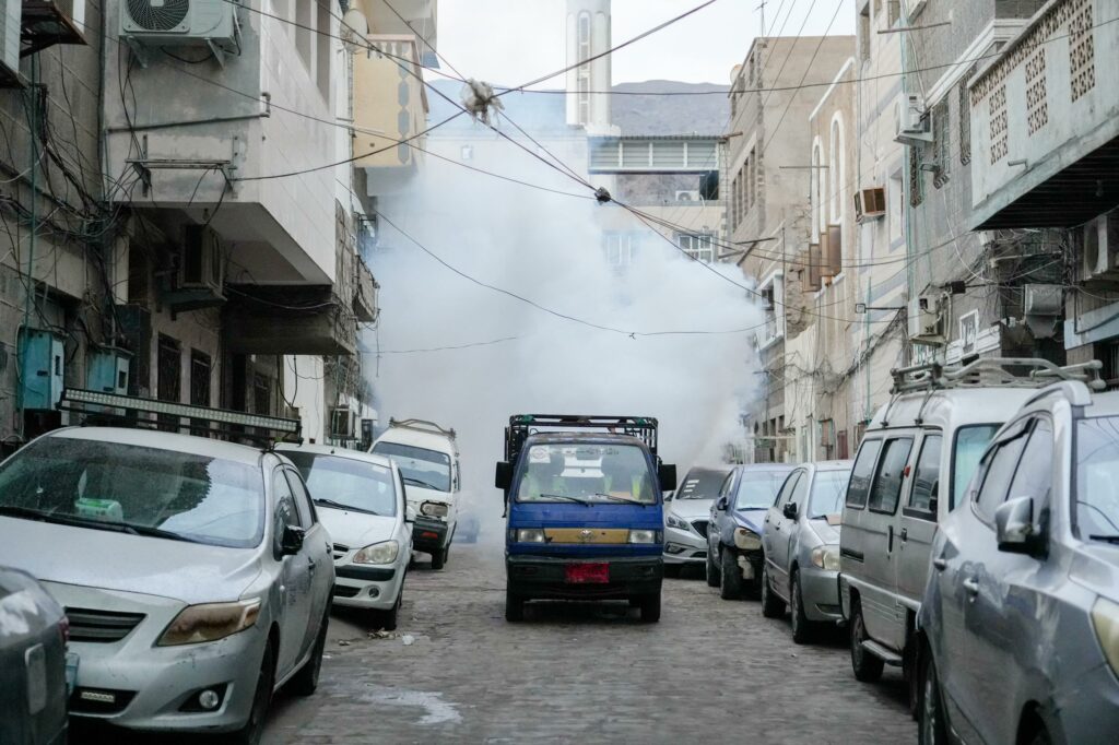 حملة رش ضبابي لمكافحة البعوض الطائر في مديرية صيرة بعدن