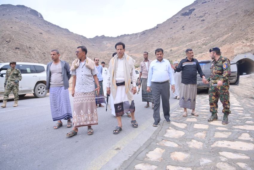 محافظ المهرة يتفقد أضرار المنخفض الجوي في الغيضة ويشرف على تصريف مياه الأمطار