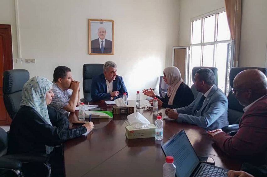 نائب وزير التخطيط يؤكد أهمية تعزيز الأمن الغذائي خلال اجتماع مع مسؤولين أمميين في عدن