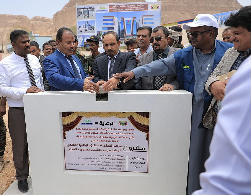 محافظ حضرموت يتفقد ويضع حجر الاساس لعدد من المشاريع التنموية بمديرية القطن