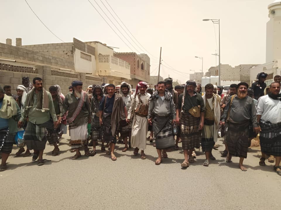 آل حقيس يعقدون مسندًا قبليًا لدعم آل الميسري في زنجبار بعد حادثة إصابة بالخطأ