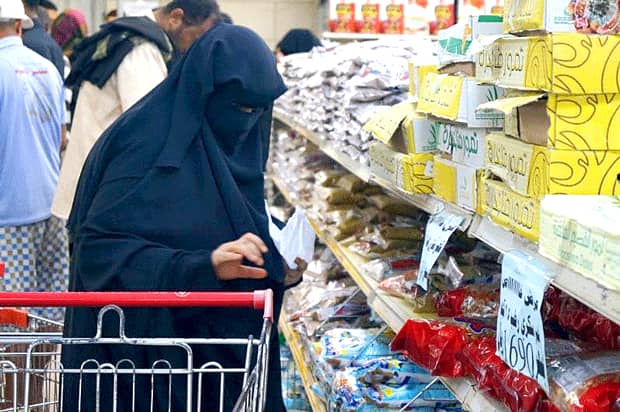 رغم تحسن سعر الصرف.. أسعار السلع تبقى مرتفعة ومطالبات بمحاسبة التجار