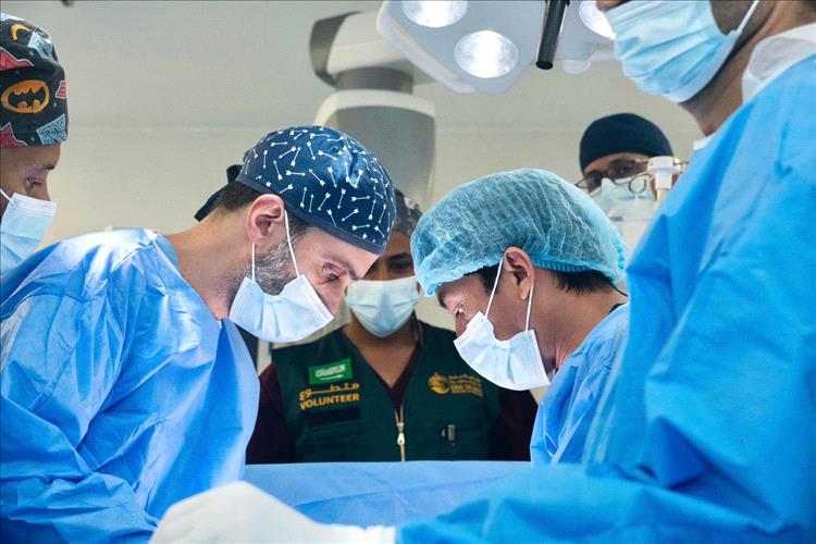 مركز الملك سلمان يختتم حملة جراحية تطوعية ناجحة في عدن