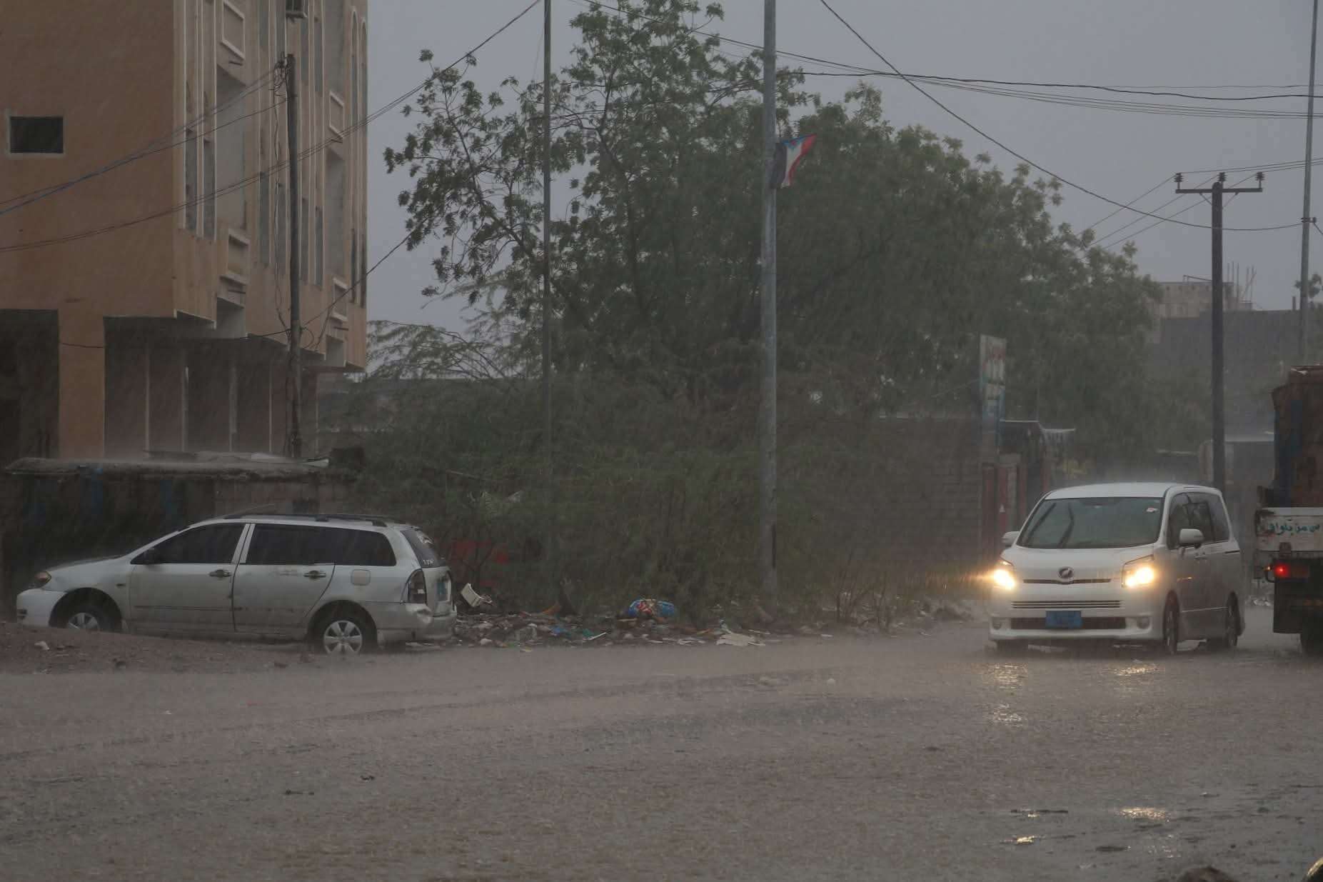 أمطار غزيرة تجري في مناطق أبين الوسطى وتبهج الأهالي
