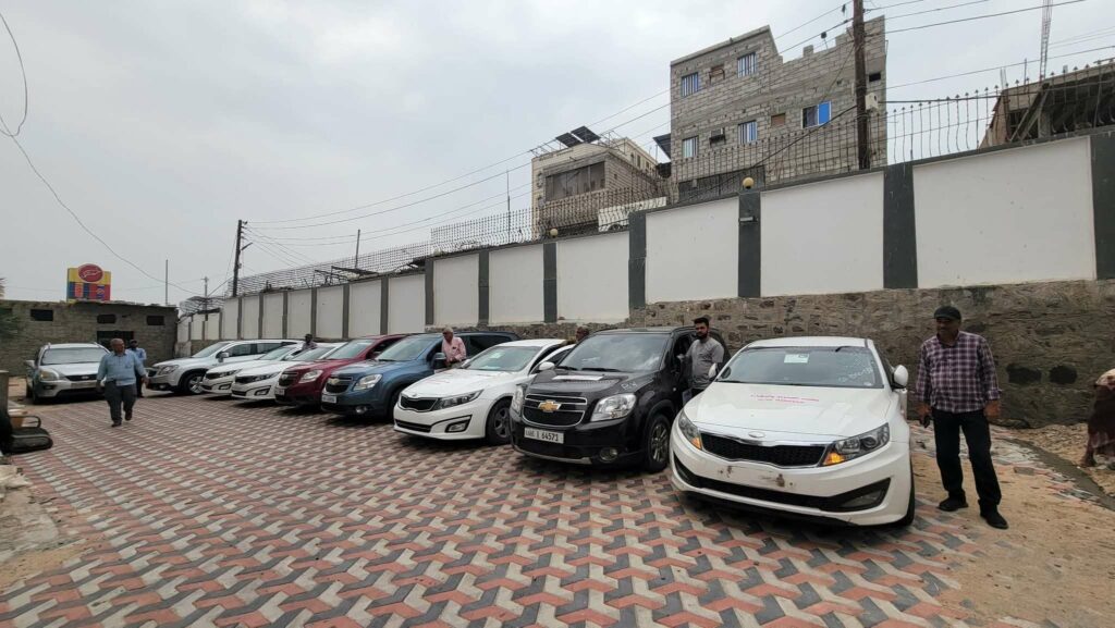 عدن: وزارة الصناعة والتجارة تدعم فرق الرقابة بمركبات جديدة لتعزيز مراقبة الأسواق