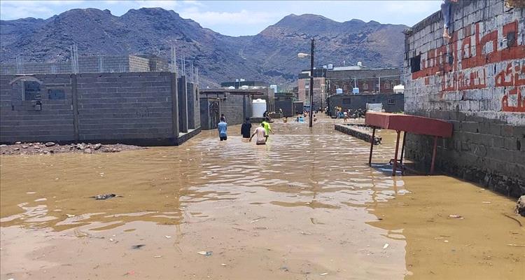 عدن.. سيول الأمطار تغمر صلاح الدين وتشل الحركة بشكل كامل