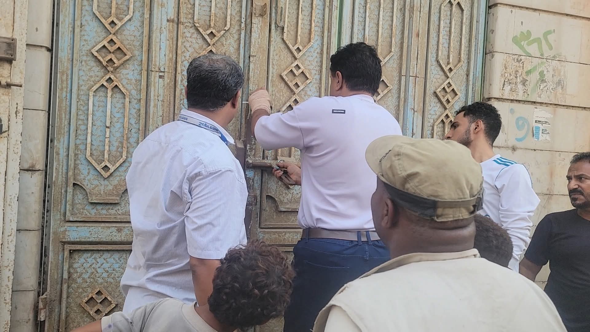 صحة البيئة بالمنصورة تغلق صوالين حلاقة بعد ضبط مخالفات صحية