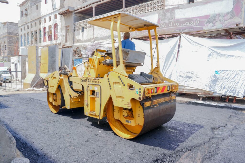 عدن | بدء سفلتة طريق البنك المركزي بصيرة ضمن مشروع تصريف مياه الأمطار