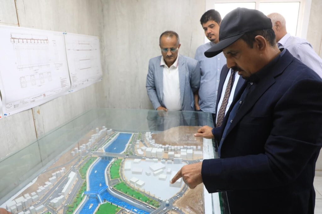محافظ حضرموت يتفقد سير العمل في المرحلة الثانية من مشروع خور المكلا