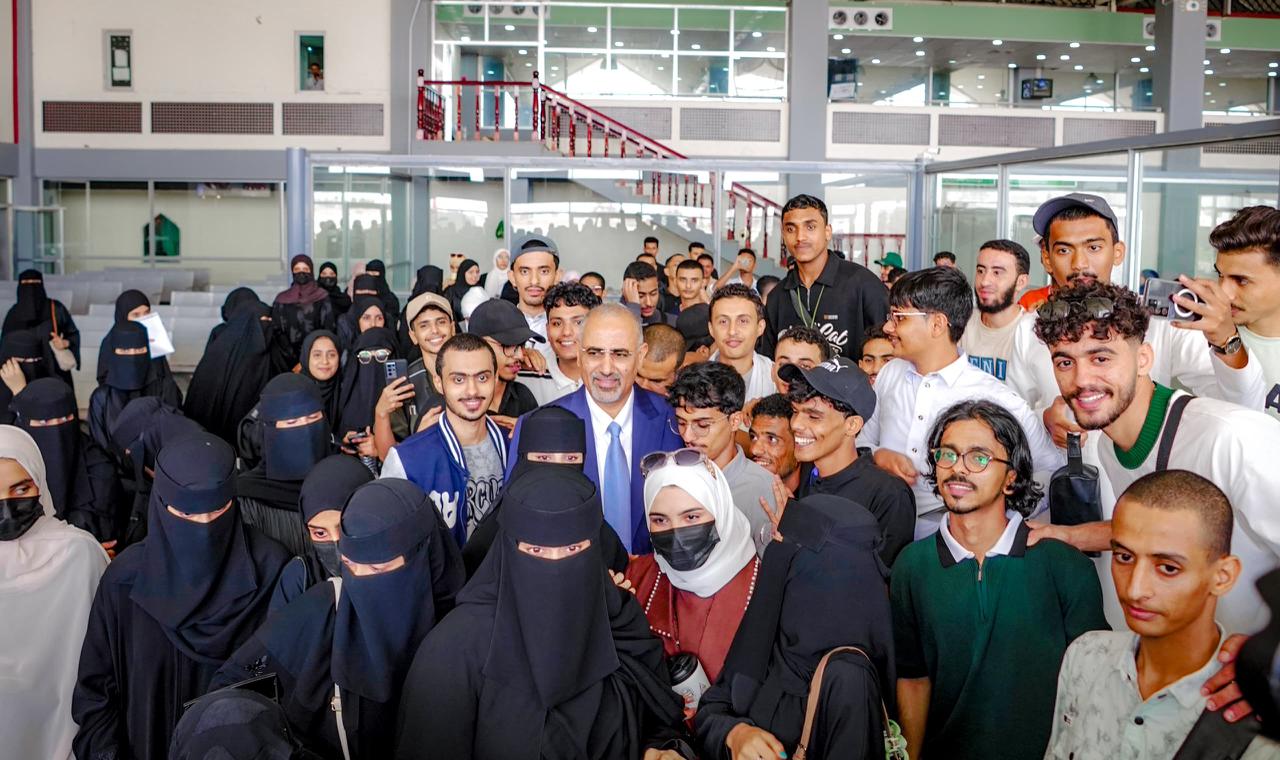 الزُبيدي يودّع 100 طالب متوجّهين إلى أبوظبي ويحثهم على التميز العلمي
