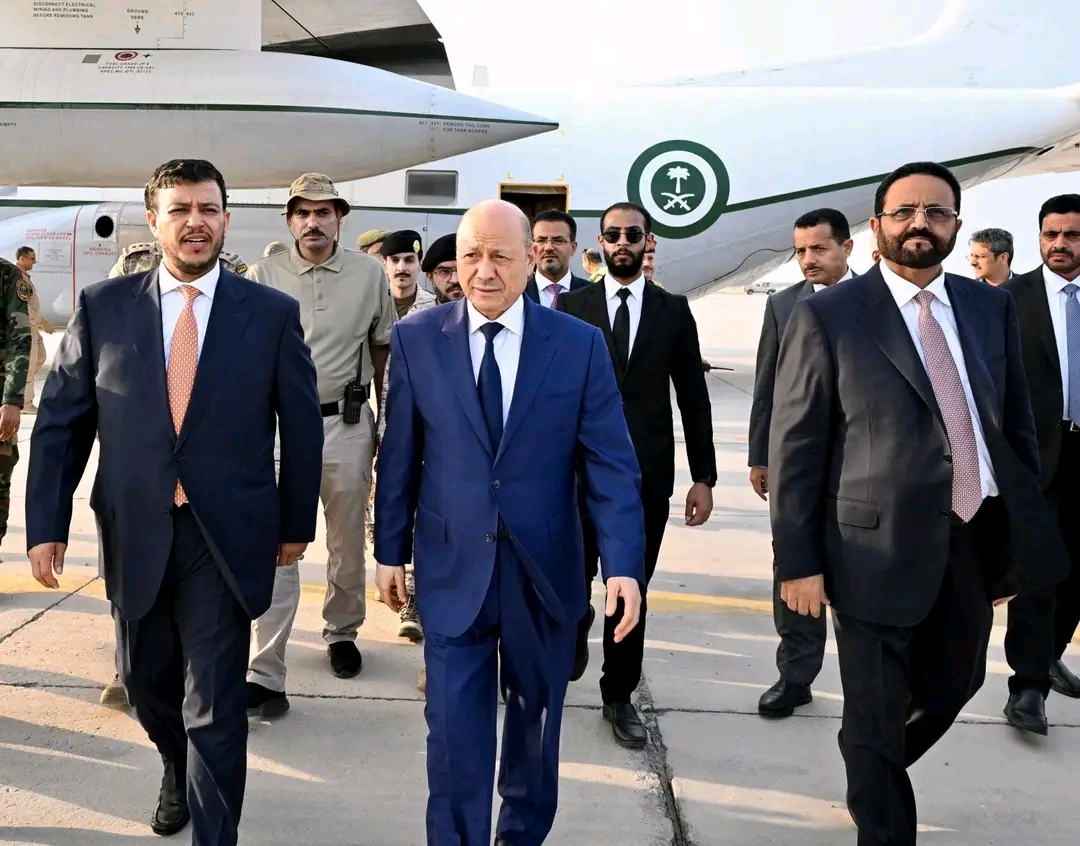 رئيس مجلس القيادة وعضوا المجلس سلطان العرادة وعبدالله العليمي يعودون إلى العاصمة عدن