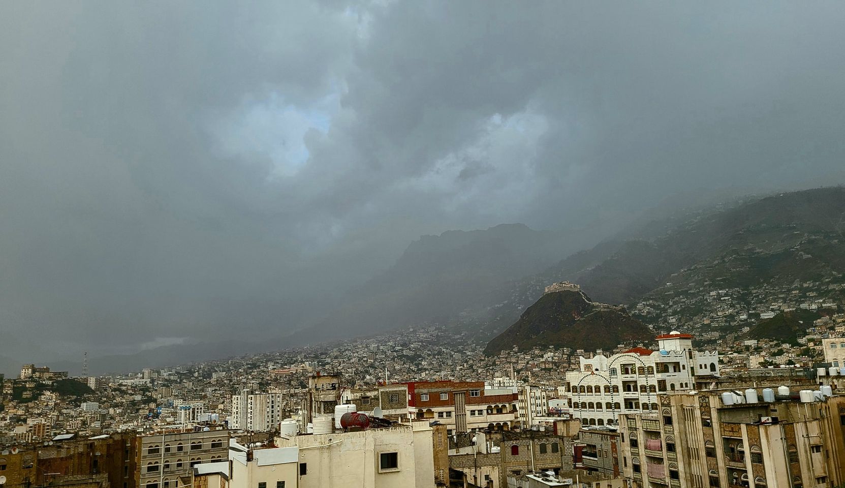 الأرصاد الجوية تحذر من أمطار رعدية ورياح قوية في عدد من المناطق اليمنية