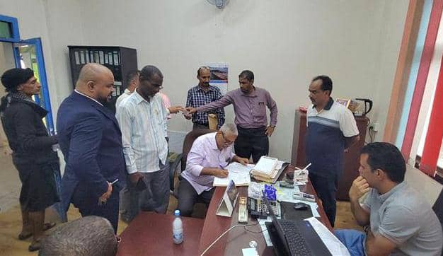 لجنة قضائية بعدن تضبط الأسعار في المدارس والمطاعم والمحلات تماشياً مع تعافي العملة الوطنية
