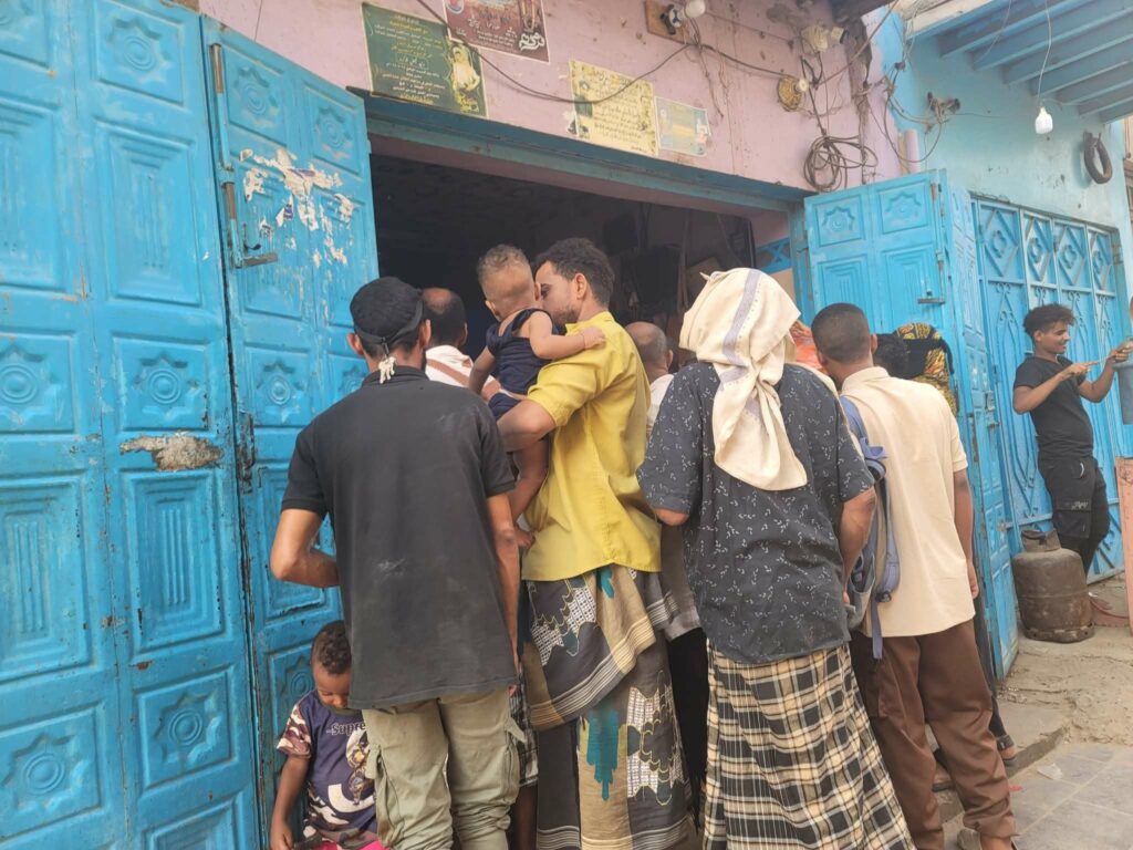 ازدحام وأفران مغلقة.. أزمة خبز تضرب الحوطة ومناطق لحج