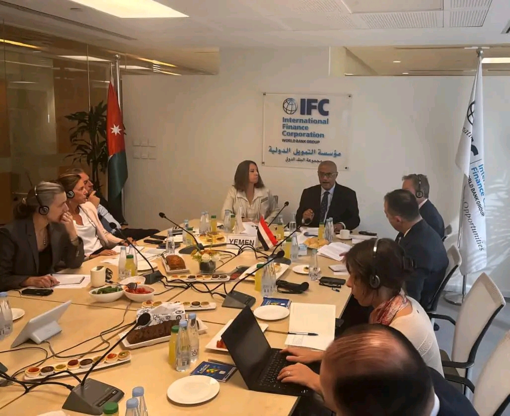وزير التخطيط يستعرض إنجازات الإصلاح الاقتصادي وخطة التعافي في اجتماع شركاء اليمن بعمان