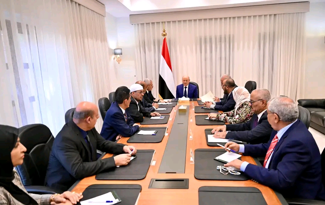 رئيس مجلس القيادة يشيد بجهود الفريق القانوني في تعزيز الشراكة الوطنية