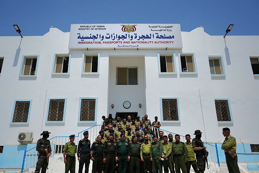وزير الداخلية يتفقد سير العمل في فرع الهجرة والجوازات والمركز الشرطي النموذجي بالمكلا