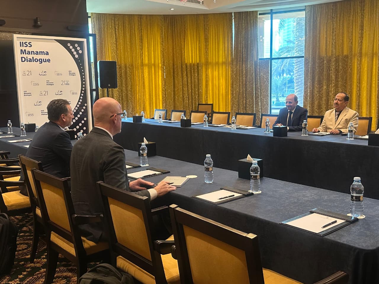 وزير الخارجية يبحث مع المدير العام للصليب الأحمر تعزيز التدخلات الإنسانية في اليمن