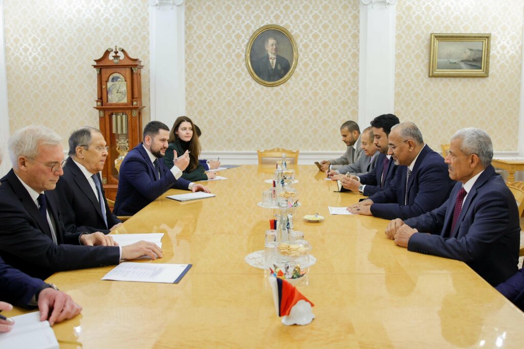 الرئيس الزبيدي يصل إلى موسكو ويبحث مع وزير الخارجية الروسي تعزيز العلاقات الثنائية