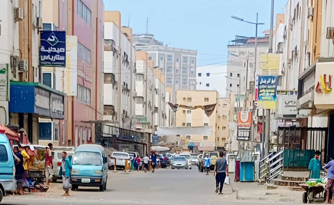 تدهور متواصل في عدن: خدمات غائبة وموظفون بلا رواتب منذ 4 أشهر