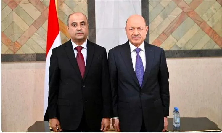 بعد مغادرة العليمي.. مصدر يكشف عن وصول رئيس الوزراء بن بريك إلى عدن اليوم