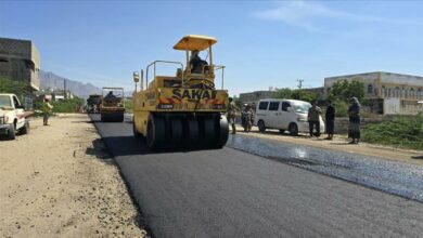 سفلتة سوق مودية تتواصل ضمن المرحلة الثانية لمشروع تأهيل خط أبين الدولي 6