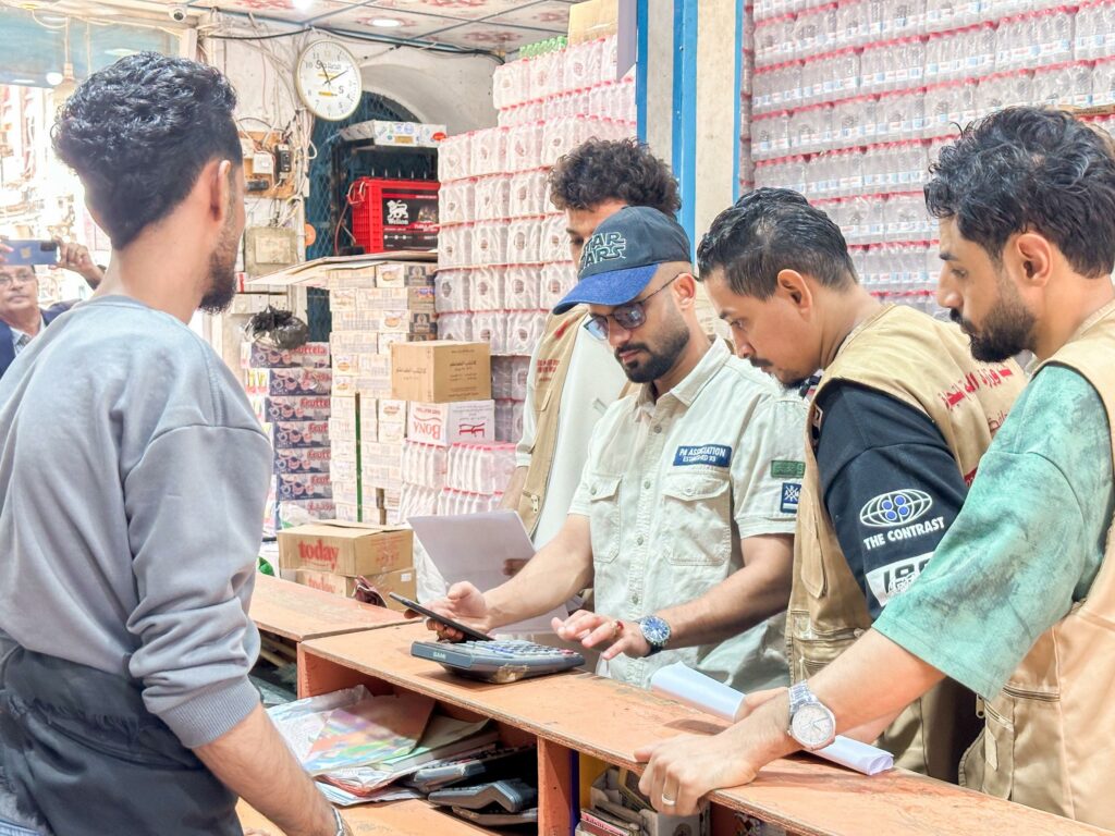 عدن.. حملة رقابية في صيرة تضبط تجار متلاعبين بالأسعار