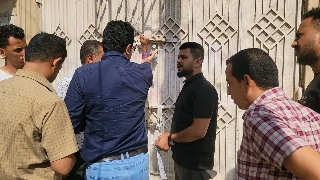 إغلاق ( 17 ) منشأة صحية مخالفة في مديرية المنصورة بعدن 1