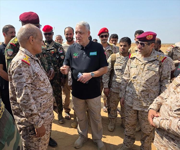 وفد عسكري يزور مقر مشروع "مسام" في ميدي بمحافظة حجة 1