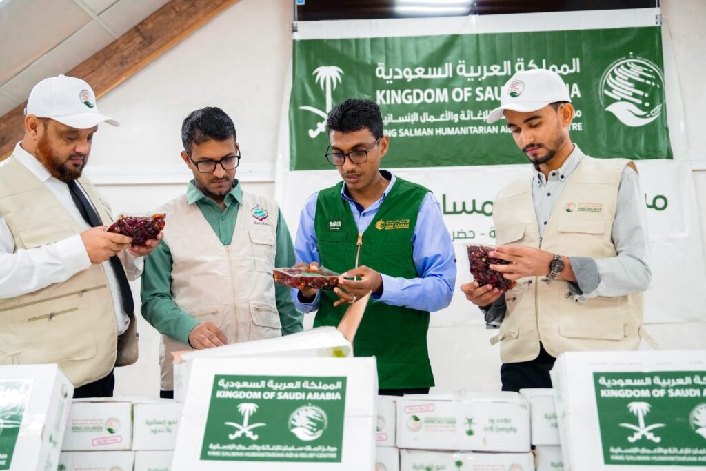 مركز الملك سلمان يوزع 6000 كرتون من التمور في حضرموت لدعم الأسر المحتاجة