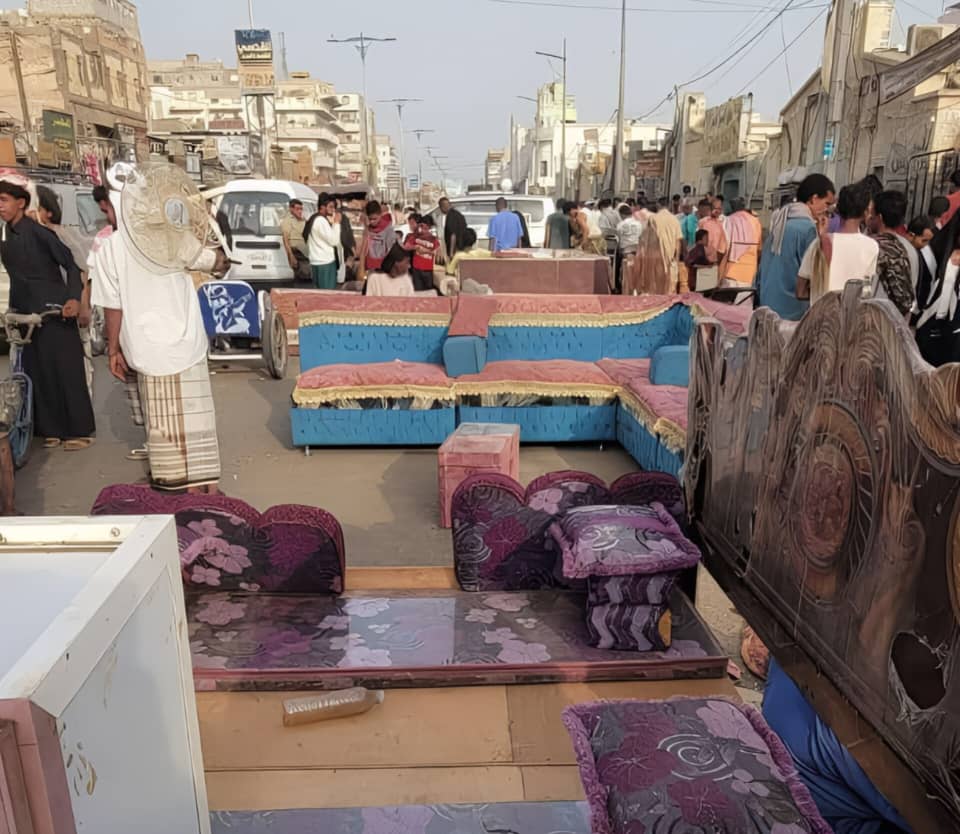 الجوع يجبر عائلات في عدن على بيع أثاث منازلها 1