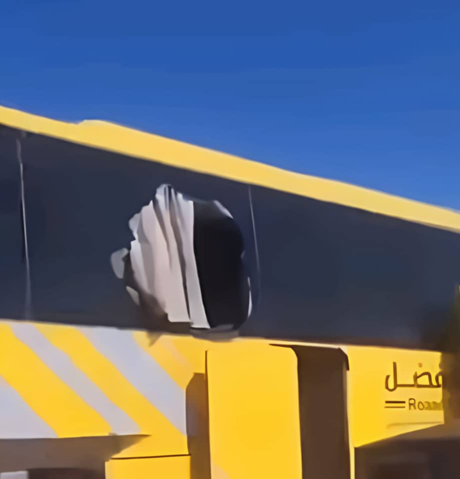 بعد شم رائحة دخان.. مغترب يمني يكسر زجاج باص وينجو بالقفز للخارج 1