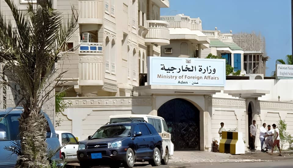 أزمة مالية تهدد السفارات اليمنية بالخارج: رواتب متوقفة وإغلاق وشيك