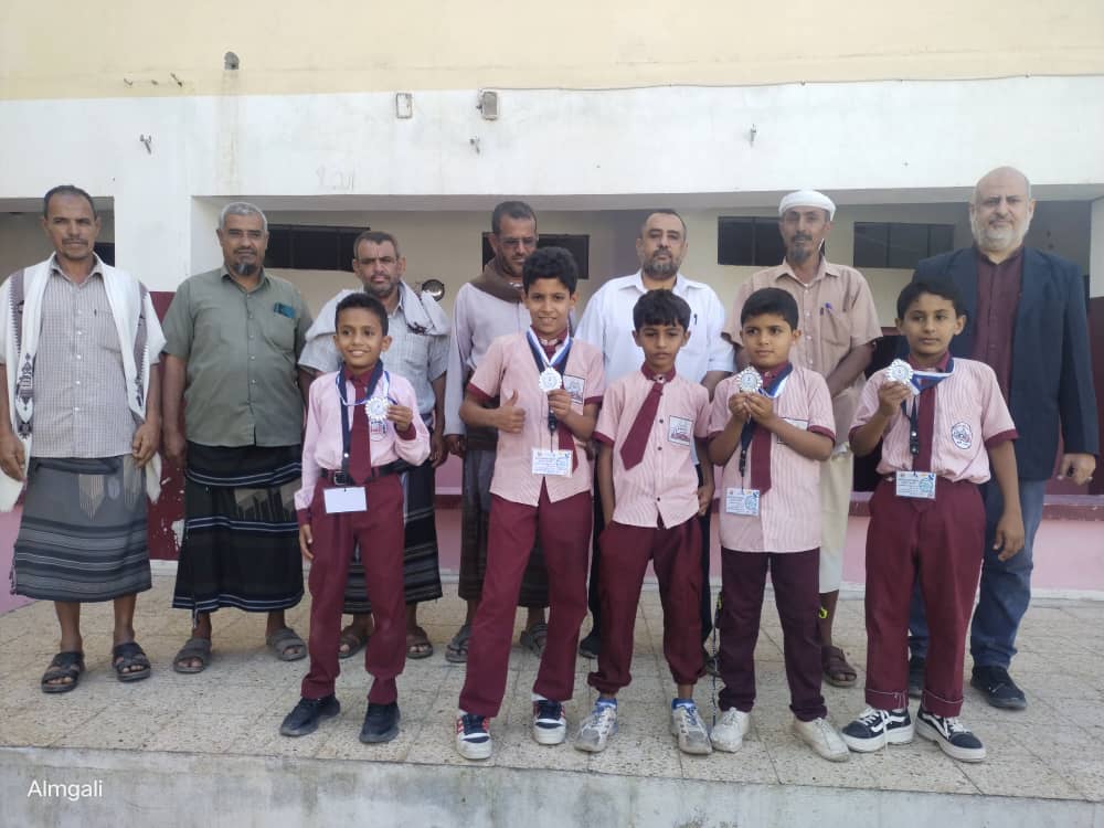 مكتب التربية مودية يزور مدرسة الأقصى النموذجية لتهنئة طلابها 1