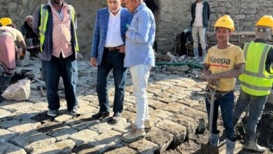 رئيس مجلس إدارة إقليم اليمن يتفقد أعمال صيانة طريق الأعروق 2