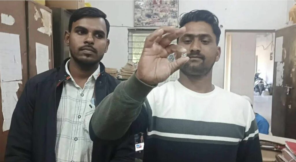 ألماسة نادرة تقود صديقين من الفقر إلى الثراء في الهند 2