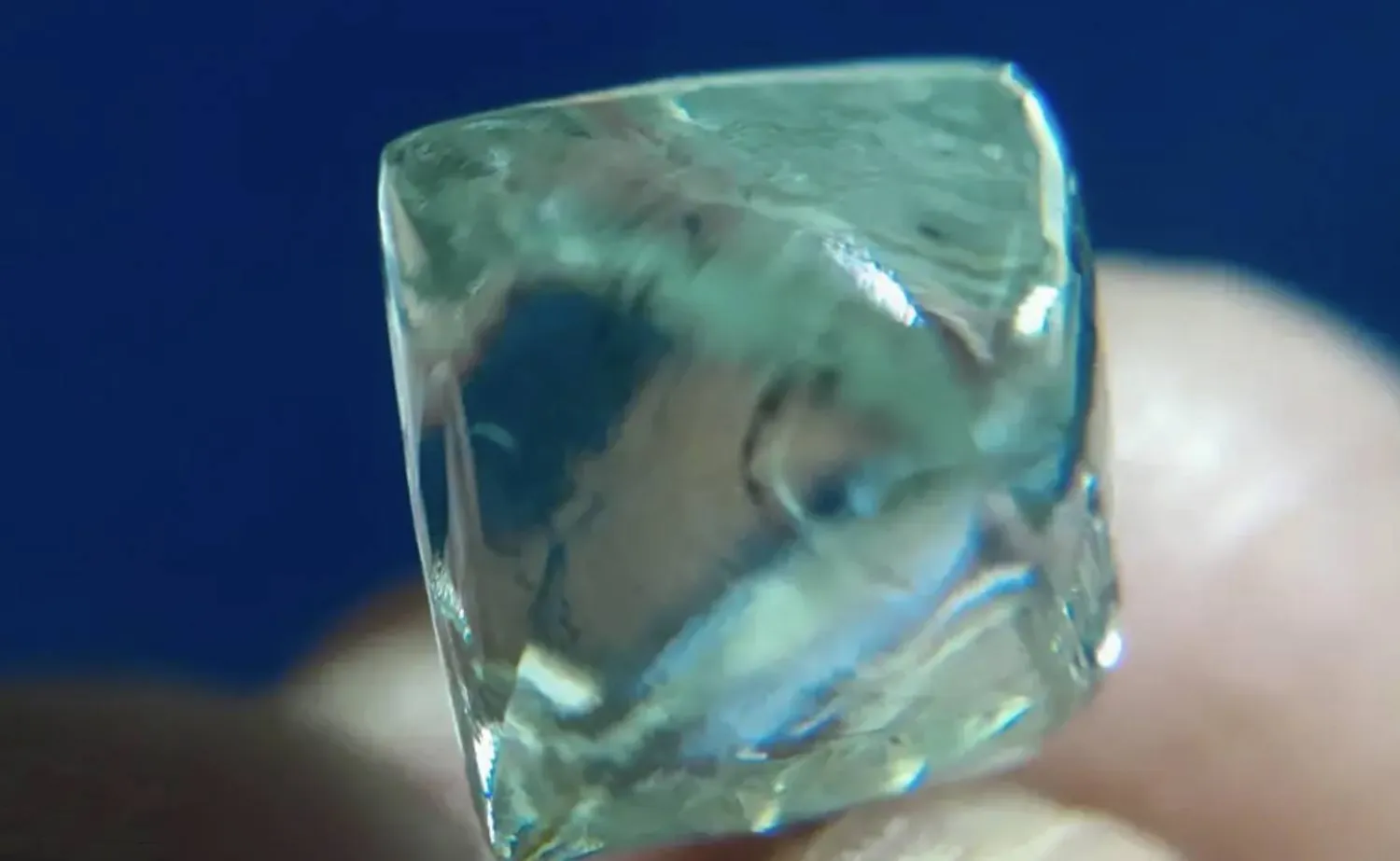 ألماسة نادرة تقود صديقين من الفقر إلى الثراء في الهند 1