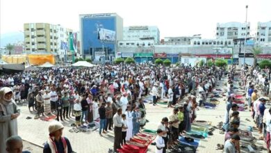 حشود جماهيرية تؤدي صلاة الجمعة في ساحة العروض بخور مكسر 2